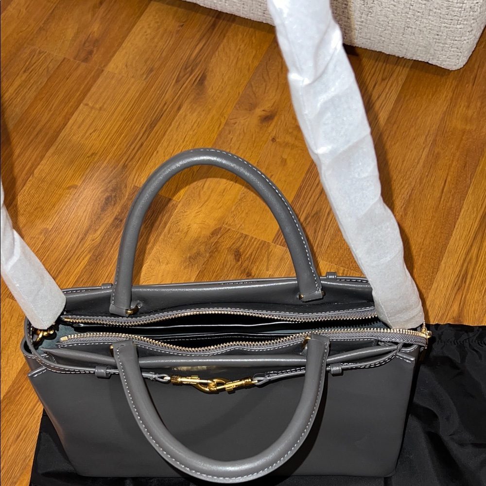 Rebecca Minkoff Insider Shoulder Bag
Shadow
Model: HH24TISDSH
New With Tags - Picture 5 of 5